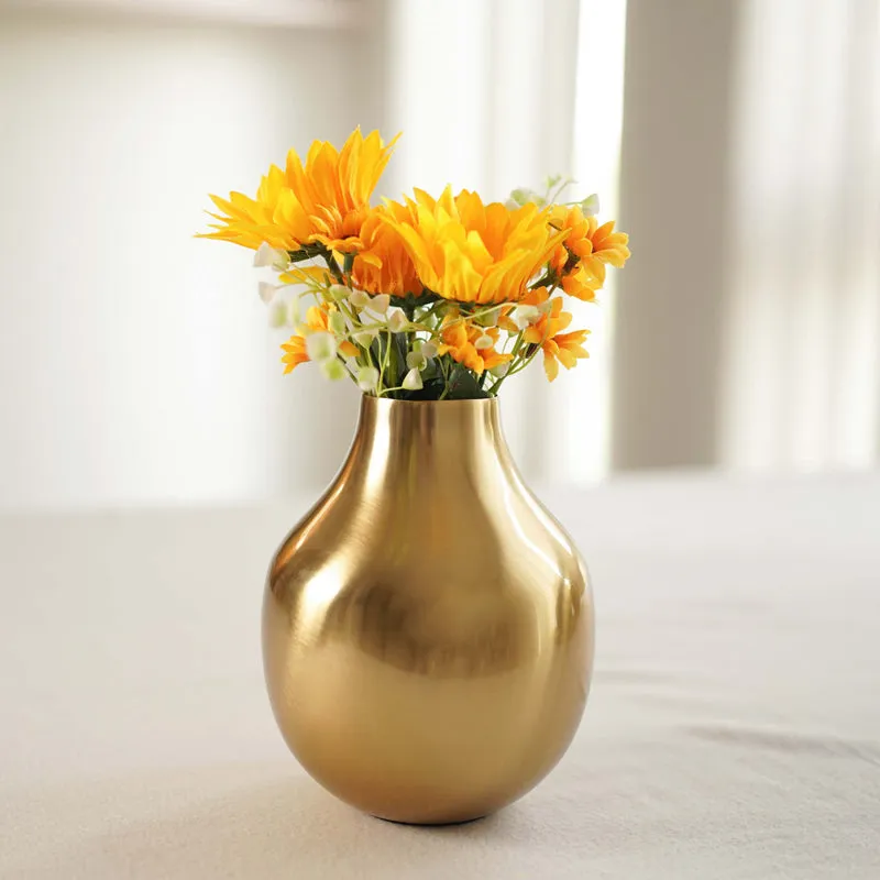 Limus Metal Vase media 1