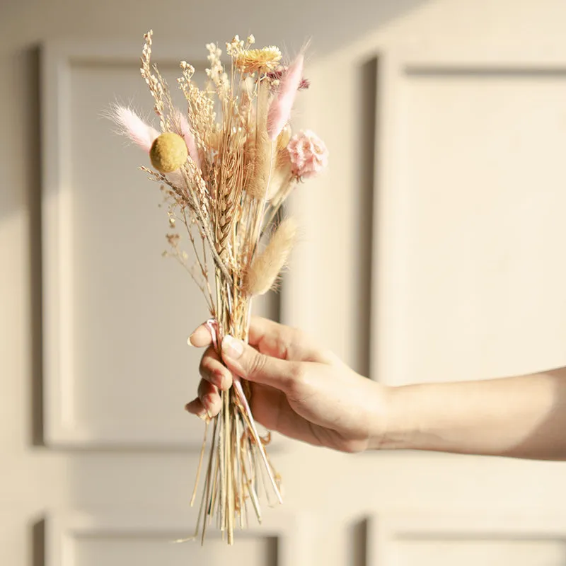 Curve Calm Porcelain Vase With Dried Flowers media 3