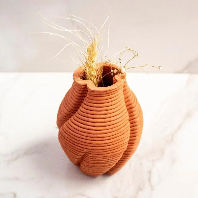 Delan Twisted Vase media 3