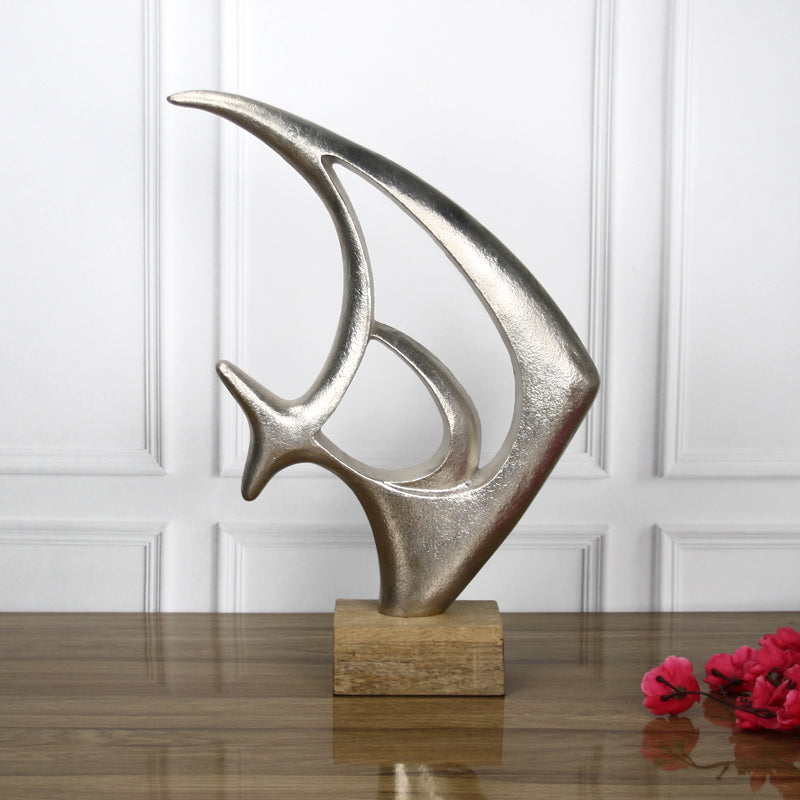 Fishy Finesse Showpiece