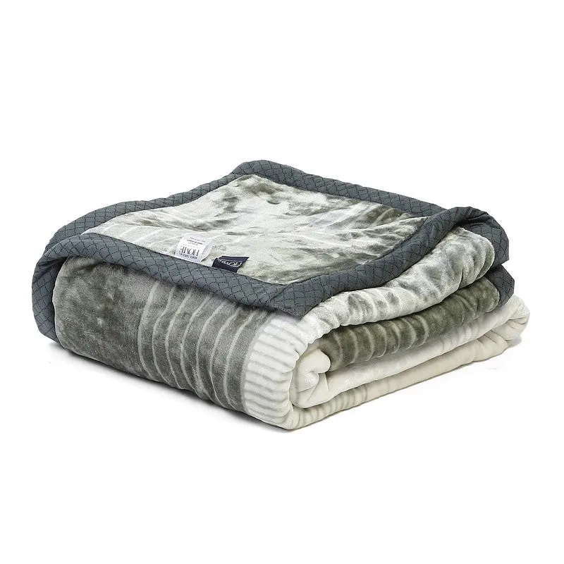 Monte Carlo Serene Cascade Blanket - 800 GSM media 5
