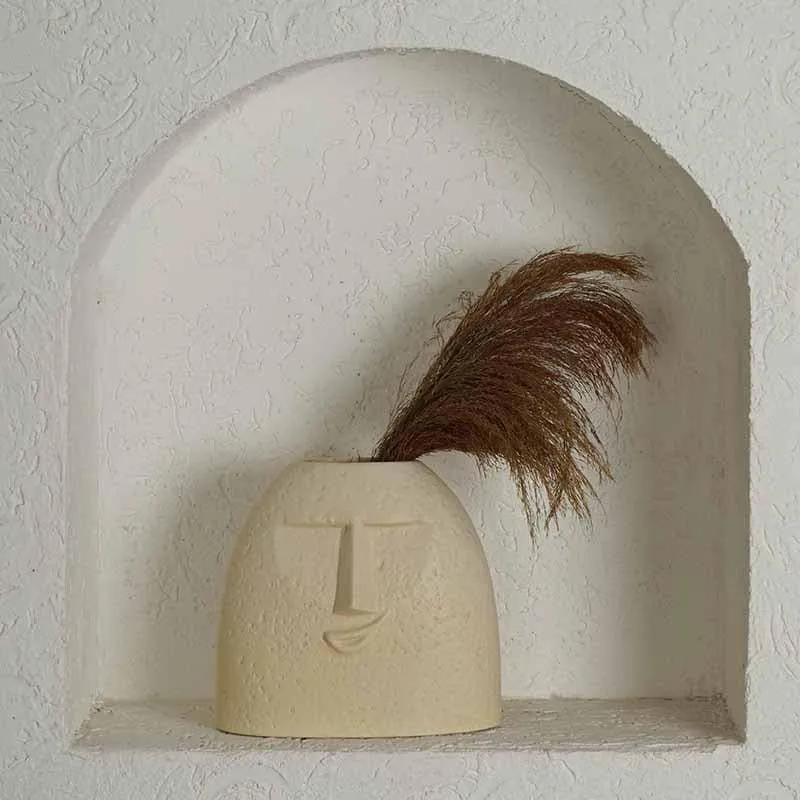 The Smirk Face Vase media 1