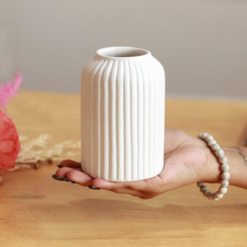 Pingo Vase With Naturally Dried Flower Bunch media 5