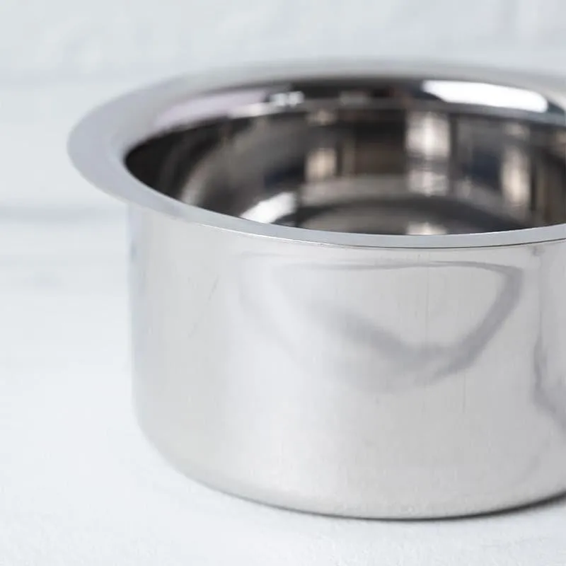 Close-up of the glossy stainless steel Pateela rim and interior