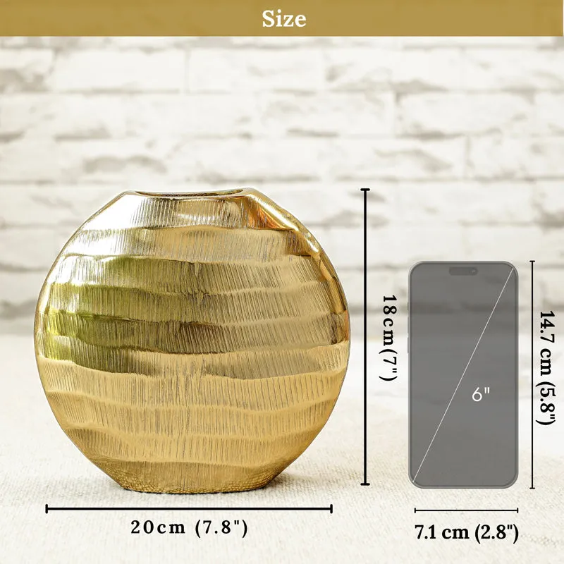 Aurra Metal Vase media 9