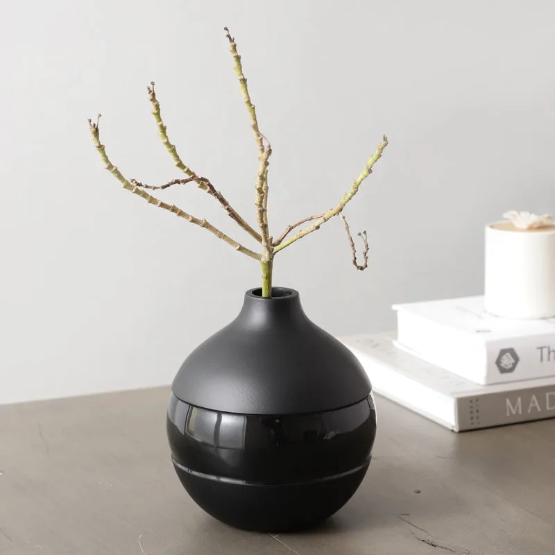 Daino Enamel Vase - Black media 1