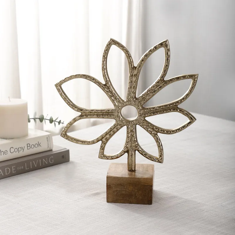The Leaf Lamino Showpiece - Gold media 1