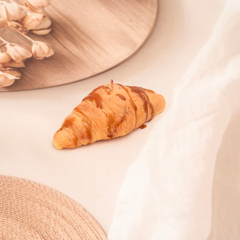 Buttered Croissant Scented Candle - Vanilla, Cinnamon media 3