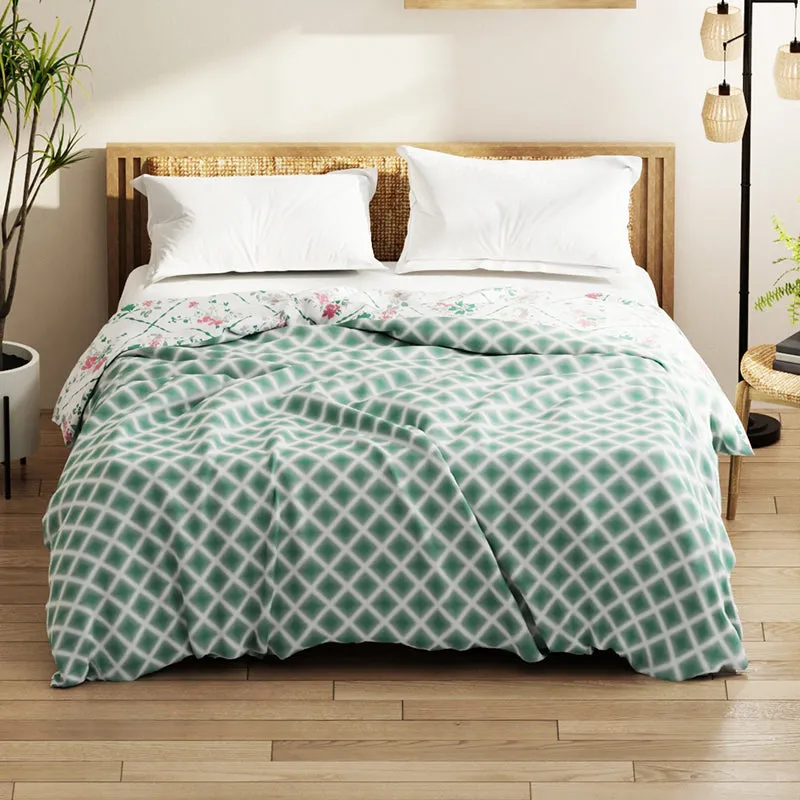 Galahad Reversible Geometric Comforter (Green) - 120 GSM media 1