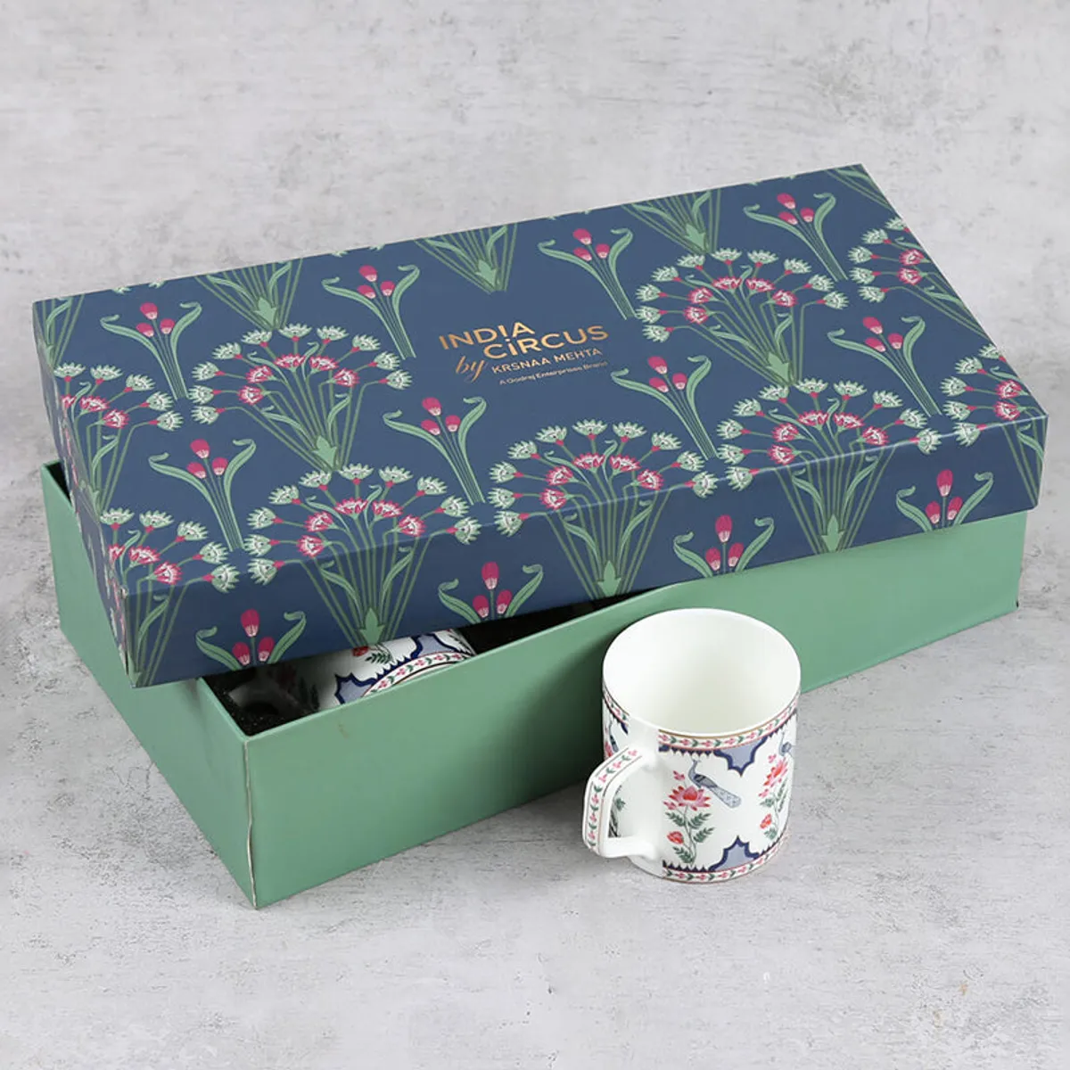 Gift box with printed tea cups from the set