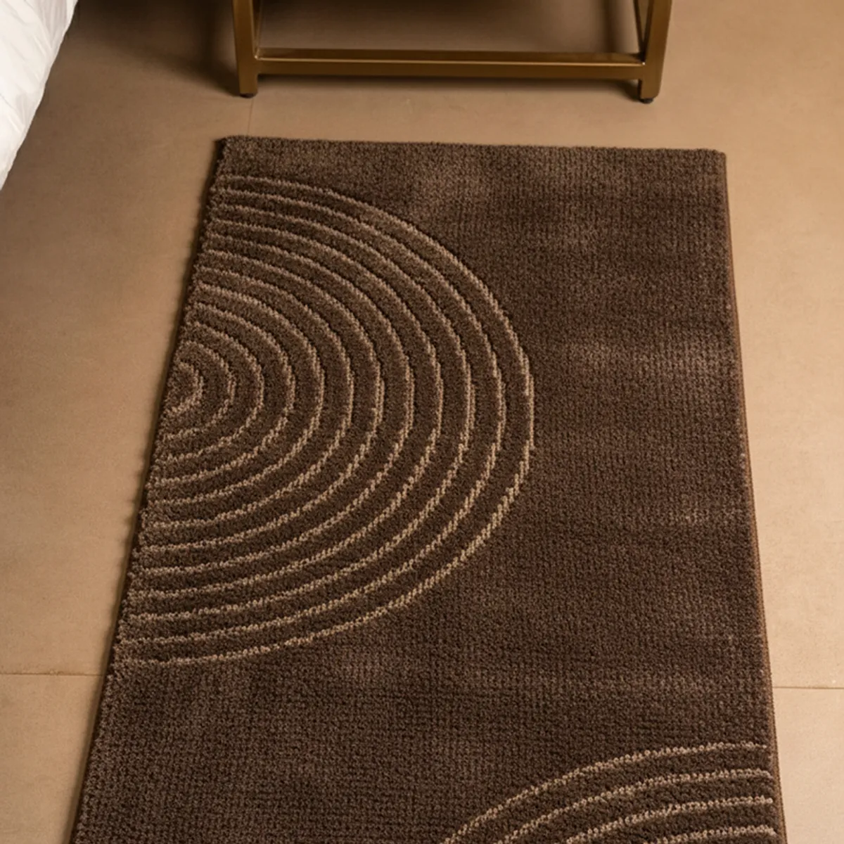 Close view of the brown runner's geometric arc design