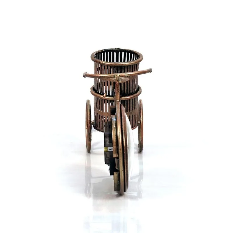 Front view of bicycle-shaped metal pen stand