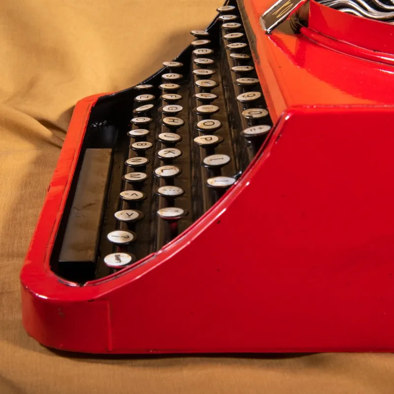 Side angle of the red typewriter showpiece with keyboard detail