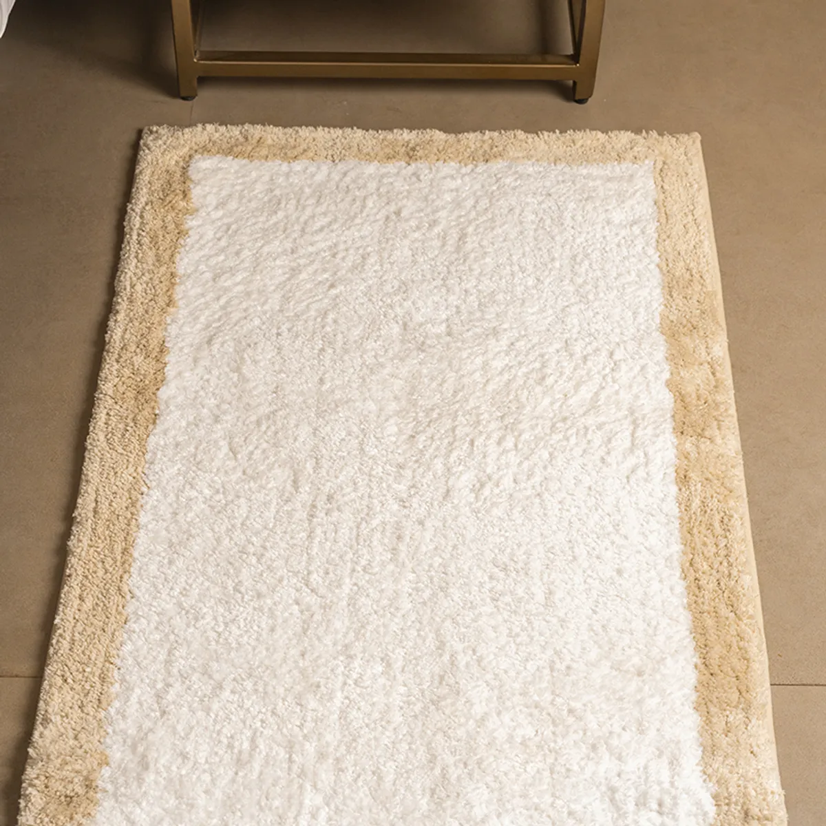 Close view of the plush white centre and beige border of the runner