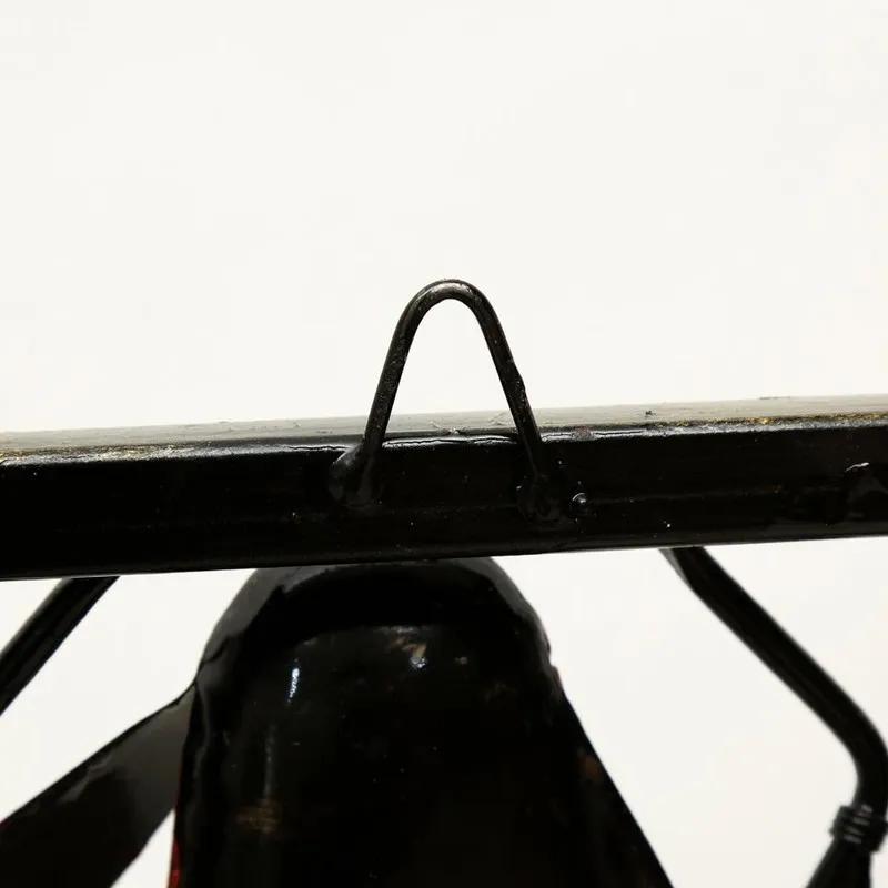 Close-up of the hanging loop on the metal wall accent